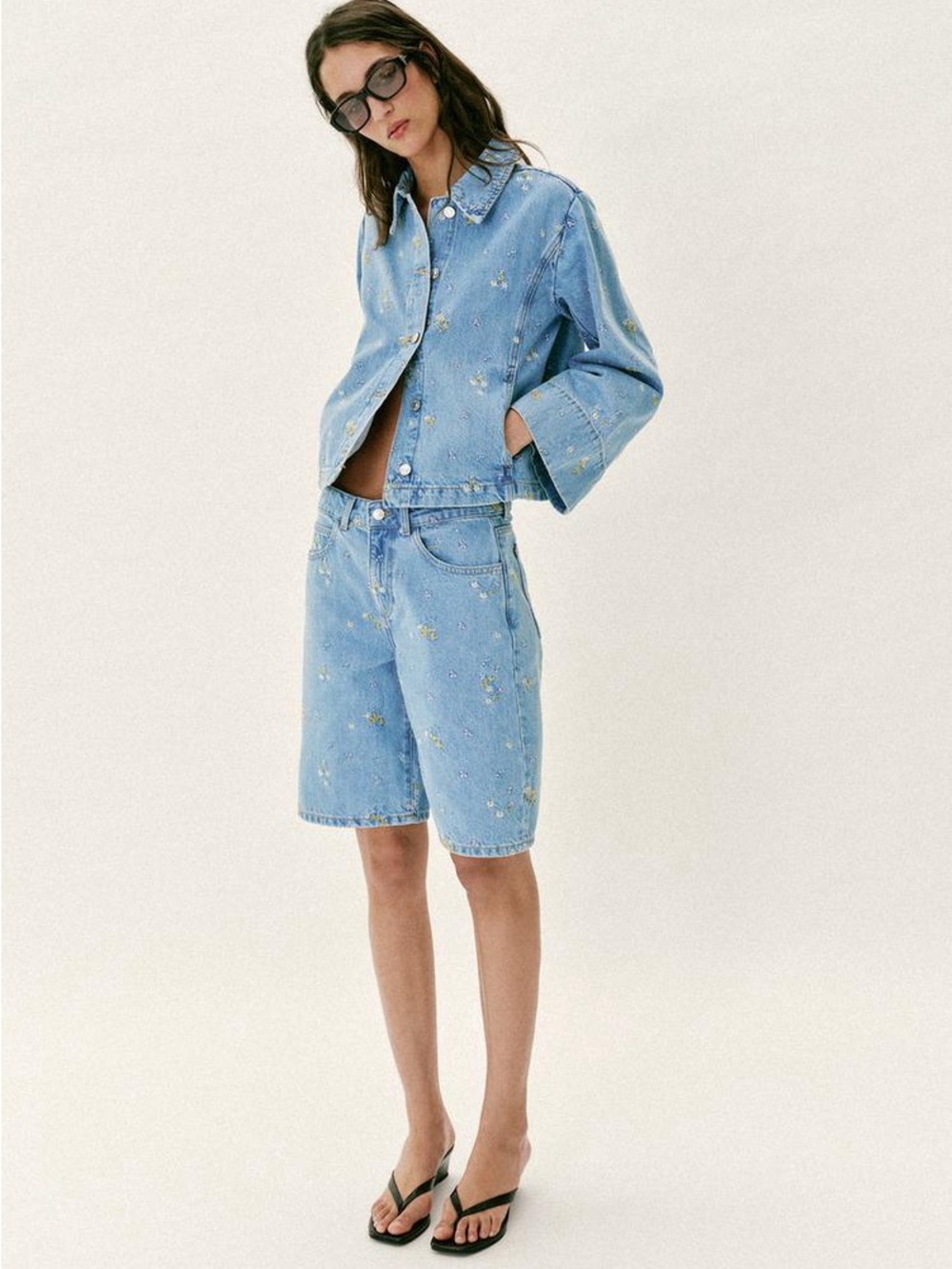 ZARA BNWT EMBROIDERED FLORAL DENIM SHORTS. MID-BLUE 7147/035/427